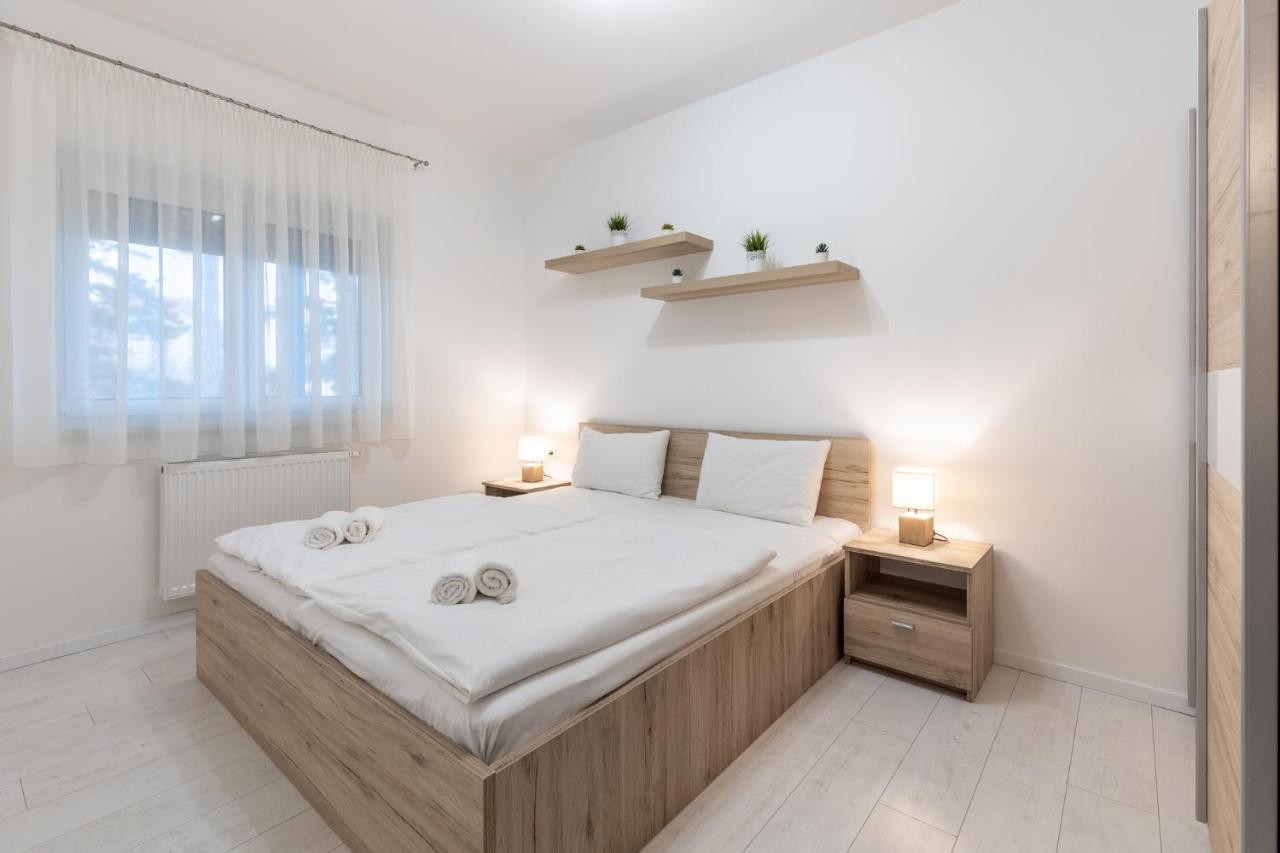 Leda Apartmanok By Bltn Siófok Exteriör bild